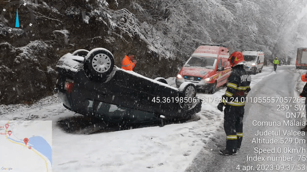 O mașină s-a răsturnat pe Valea Lotrului, iar o alta a rămas captivă în apele unui pârâu FOTO VIDEO