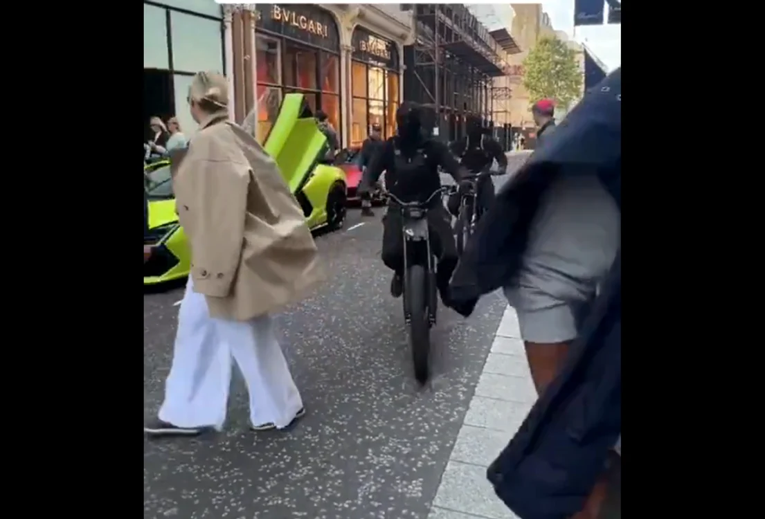 Hoții i-au smuls victimei telefonul în timp ce filma un Lamborghini. FOTO captură X @CrimeLdn