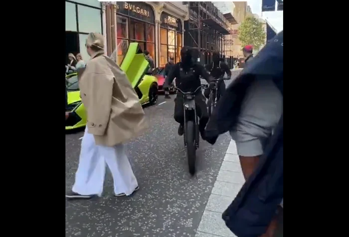 Hoții i-au smuls victimei telefonul în timp ce filma un Lamborghini. FOTO captură X @CrimeLdn