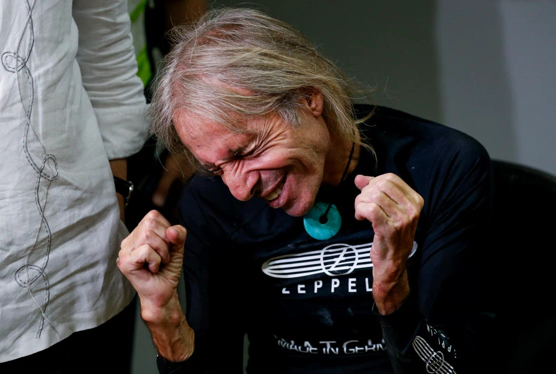 
    Francezul Alain Robert în vârstă de 56 de ani, la finalul căţărăriifoto EPA  