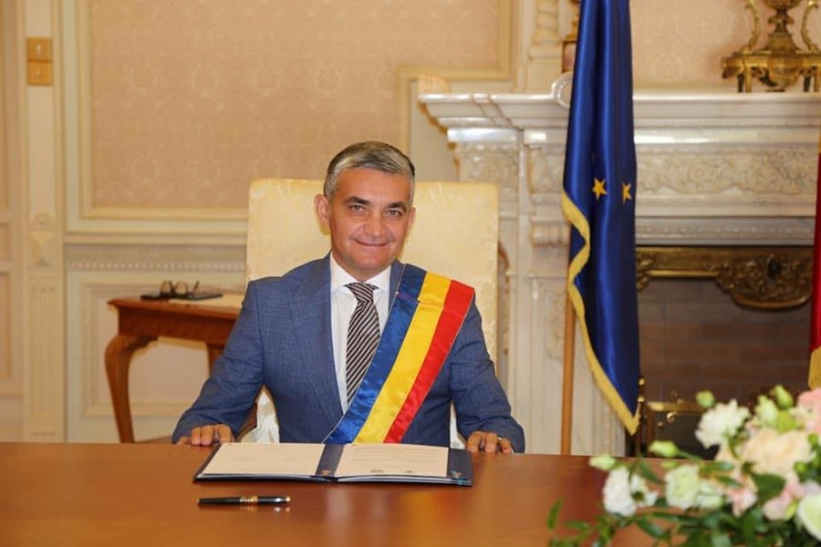 Vlad Oprea a ajuns la spital după audieri. Primarul din Sinaia este acuzat că și-ar fi cumpărat castel în Franța cu bani primiți din șpăgi