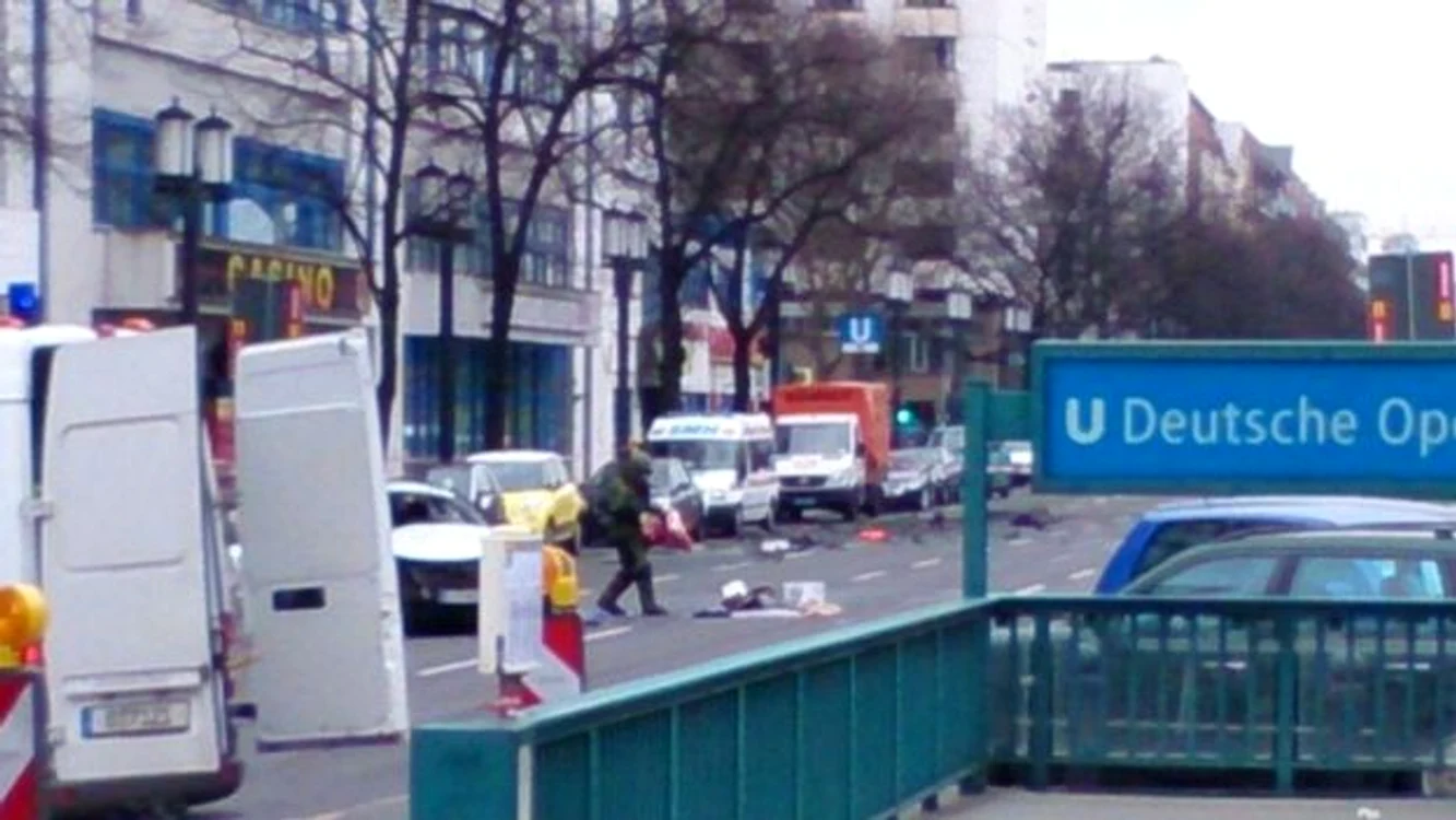 Anchetatorii verifică zona în posibilitatea găsirii altor materiale explozive