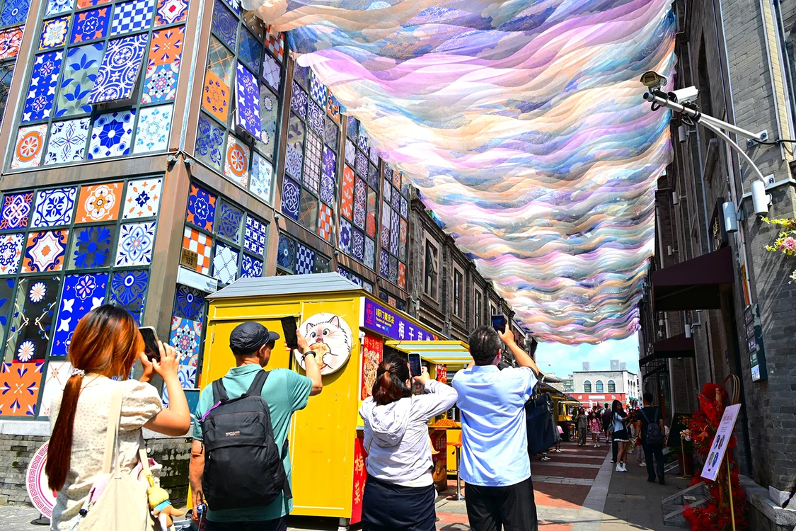 Strada Qianmen din Beijing a fost acoperită cu pânze colorate