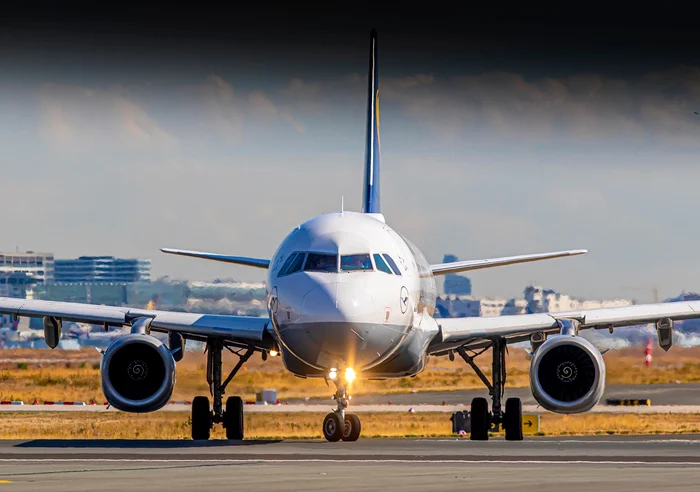 Un grup de turiști a fost doborât de suflul puternic al unui avion aflat în decolare / FOTO: Pixabay