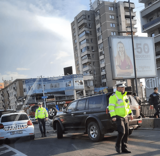 O mașină s-a răsturnat spectaculos în centrul municipiului Râmnicu Vâlcea: doi copii au fost răniți FOTO