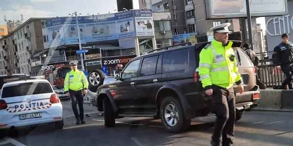 Accident în centrul municipiului Râmnicu Vâlcea   o mașină răsturnată pe Calea lui Traian cu doi copii victime Foto Ștefan Stoica jpeg