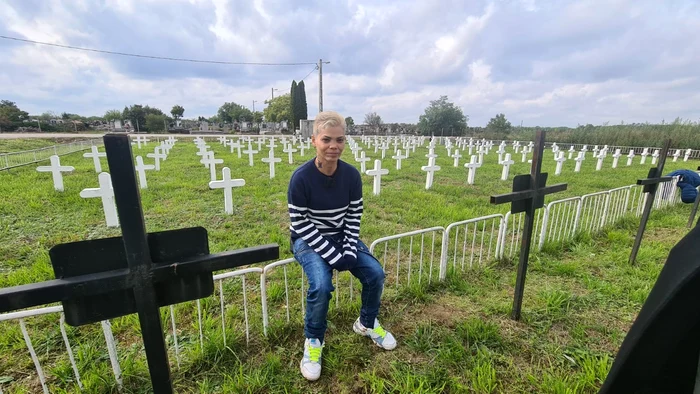 Sîrmanca a vizitat de multe ori cimitirul unde sunt înmormântaţi foştii ei colegi. FOTO: Bihoreanul