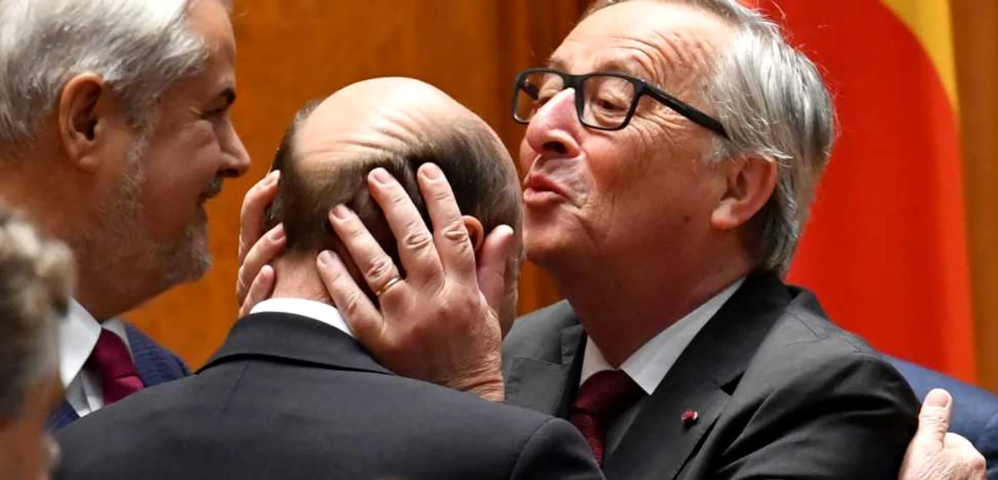 Momentul în care Jean-Claude Juncker şi-a arătat aprecierea pentru fostul preşedinte Traian Băsescu FOTO: AFP