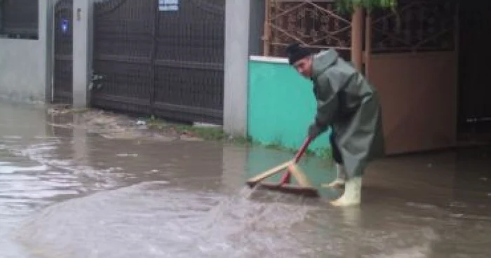 Apele au pătruns în şase gospodării din comună