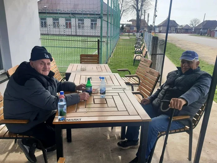 La magazinul din sat oamenii  nu au grija rachetelor iraniene