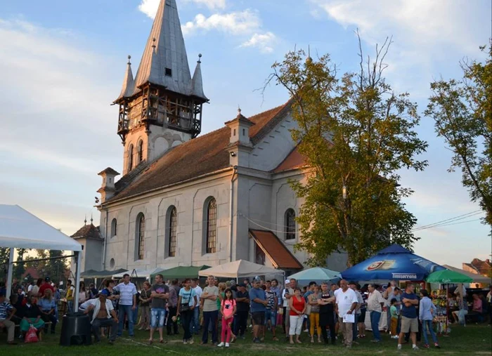 Biserica reformată de la Dumbrava (judeţul Timiş) a rămas fără turn FOTO Facebook/Czapp Istvan