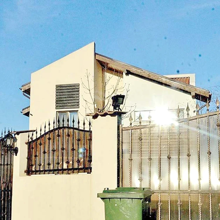 Este mândrul proprietar al unei vile de toată frumuseţea