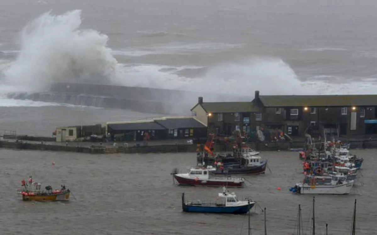 Marea Britanie este în continuare sub avertizare meteo după ce furtuna Ciara a provocat rafale de vânt puternice şi ploi abundente. Transportul rămâne sectorul cel mai afectat. FOTO Finnbarr Webster / Getty Images.