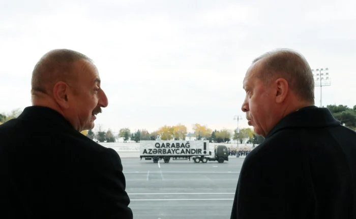 Preşedinţii Turciei şi Azerbaidjanului, Recep Tayyip Erdogan şi Ilham Aliev, în timpul unei parade militare organizate la Baku, în decembrie 2020. Foto Murat CETINMUHURDAR / Serviciul de presă al Preşedinţiei Turciei / AFP