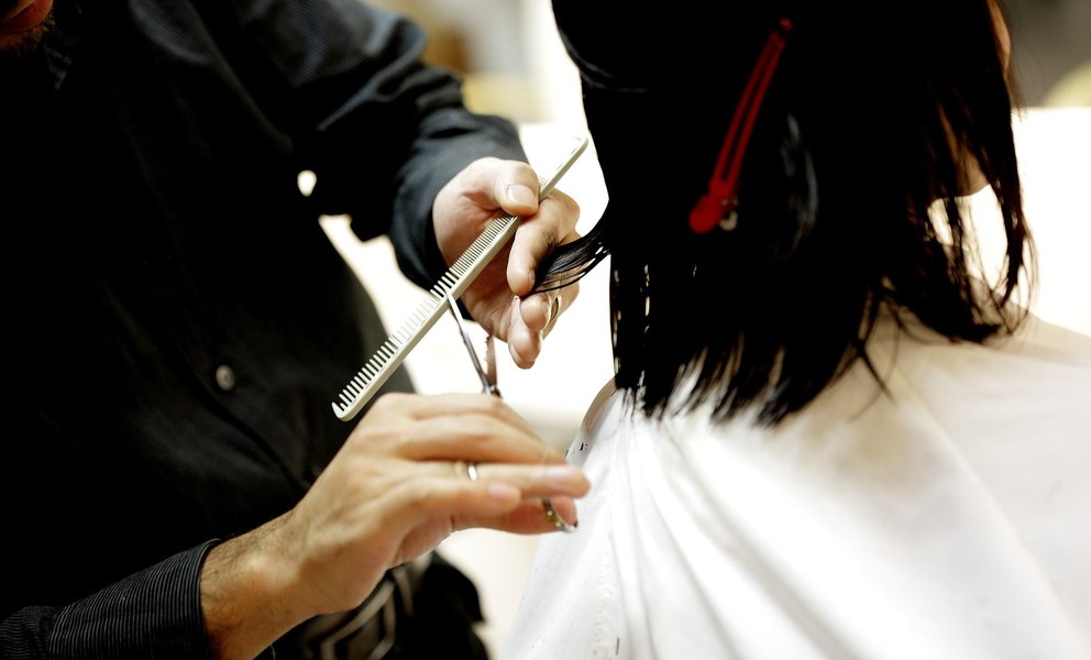 Ai trecut de 40 de ani? Iată ce tunsori ar trebui să eviți dacă părul tău începe să albească