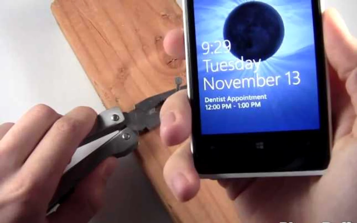 Lumia 920 are un ecran de 4,5 inci care rezistă foarte bine zgârieturilor şi loviturilor.