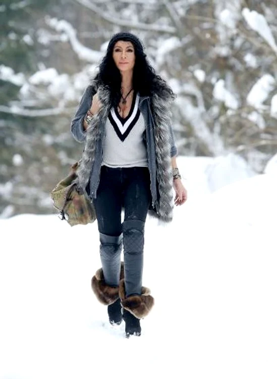 Mihaela Rădulescu și-a adus cizmele și geanta Chanel la ferma din munți