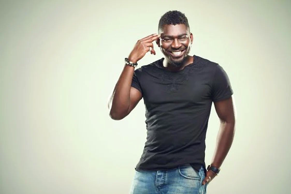 
    Nigerianul şi-a lansat  primul single intitulat  «Cliché»  