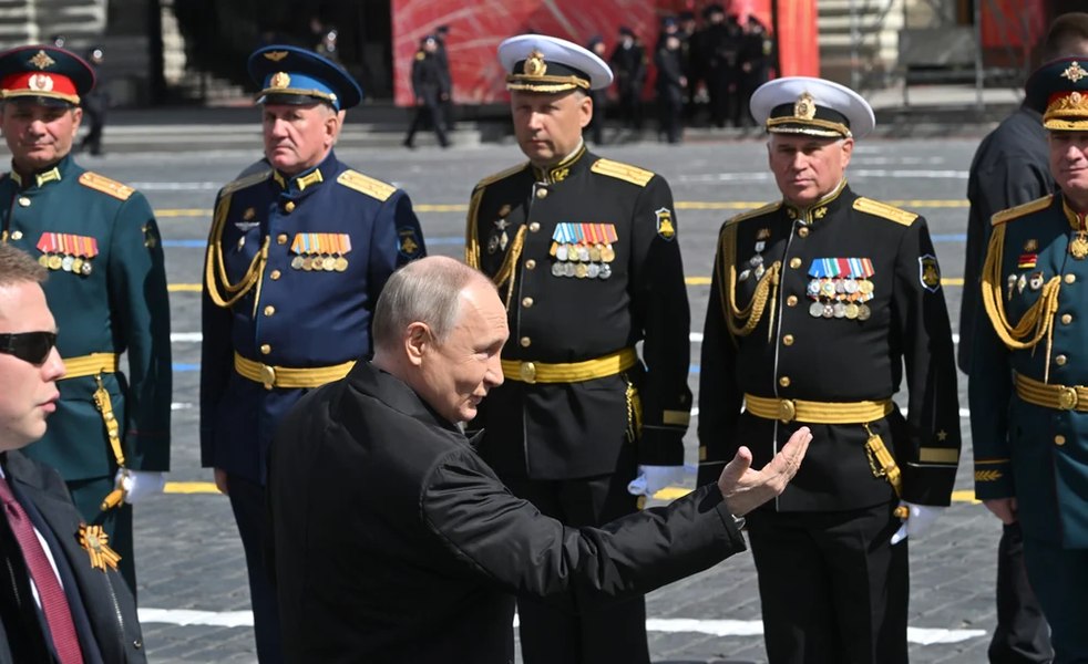 De ce doi ofițeri ruși nu l-au salutat pe Putin la parada de Ziua Victoriei VIDEO