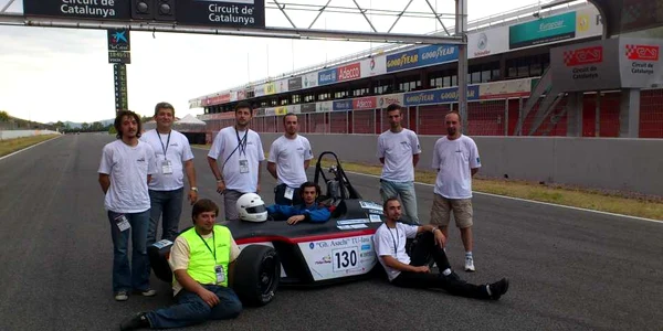 Echipa care a ajuns cu maşina pe circuitul automobilistic din Catalunya