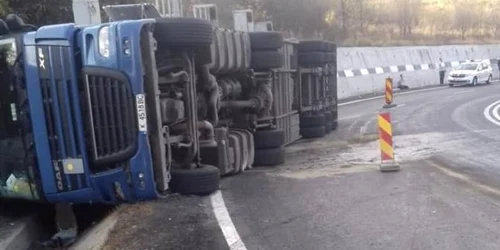 TIR răsturnat pe carosabil Foto generică Adevărul