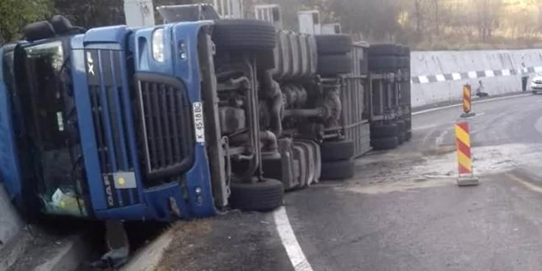 TIR răsturnat pe carosabil Foto generică Adevărul