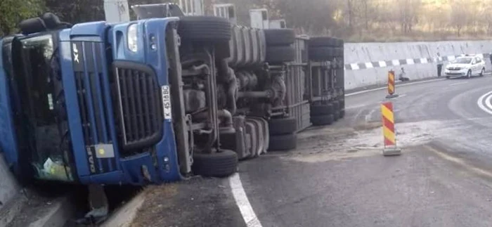 TIR răsturnat pe carosabil Foto generică Adevărul