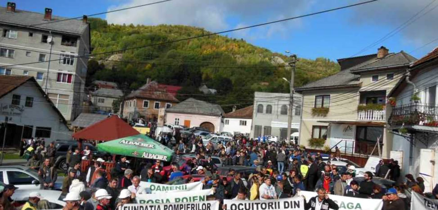 Susţinătorii proiectului în centrul comunei
