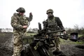 Război în Ucraina - Militari ucraineni efectuează teste ale dronei de luptă terestre Gnom-2 FOTO Ukrinform / Mediafax