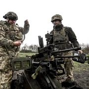 Război în Ucraina - Militari ucraineni efectuează teste ale dronei de luptă terestre Gnom-2 FOTO Ukrinform / Mediafax