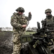 Război în Ucraina - Militari ucraineni efectuează teste ale dronei de luptă terestre Gnom-2 FOTO Ukrinform / Mediafax