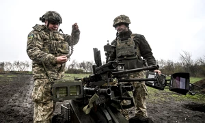 Război în Ucraina - Militari ucraineni efectuează teste ale dronei de luptă terestre Gnom-2 FOTO Ukrinform / Mediafax