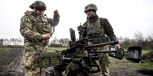 Război în Ucraina - Militari ucraineni efectuează teste ale dronei de luptă terestre Gnom-2 FOTO Ukrinform / Mediafax