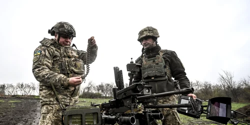 Război în Ucraina - Militari ucraineni efectuează teste ale dronei de luptă terestre Gnom-2 FOTO Ukrinform / Mediafax