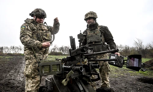 Război în Ucraina - Militari ucraineni efectuează teste ale dronei de luptă terestre Gnom-2 FOTO Ukrinform / Mediafax