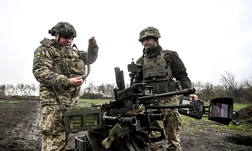 Război în Ucraina - Militari ucraineni efectuează teste ale dronei de luptă terestre Gnom-2 FOTO Ukrinform / Mediafax