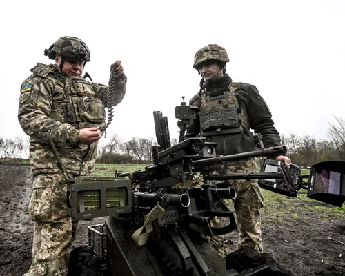 Război în Ucraina - Militari ucraineni efectuează teste ale dronei de luptă terestre Gnom-2 FOTO Ukrinform / Mediafax
