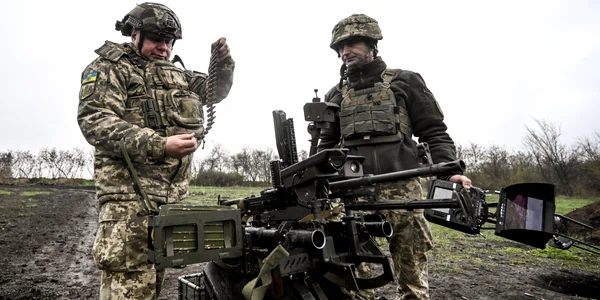 Război în Ucraina - Militari ucraineni efectuează teste ale dronei de luptă terestre Gnom-2 FOTO Ukrinform / Mediafax