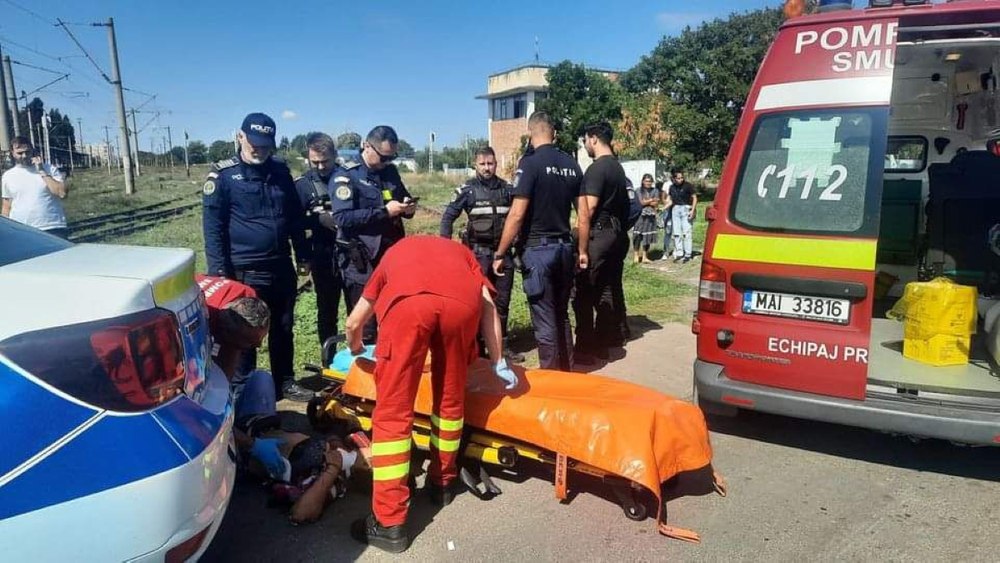 O femeie înjunghiată în plină zi de fostul concubin a fost salvată de poliţişti