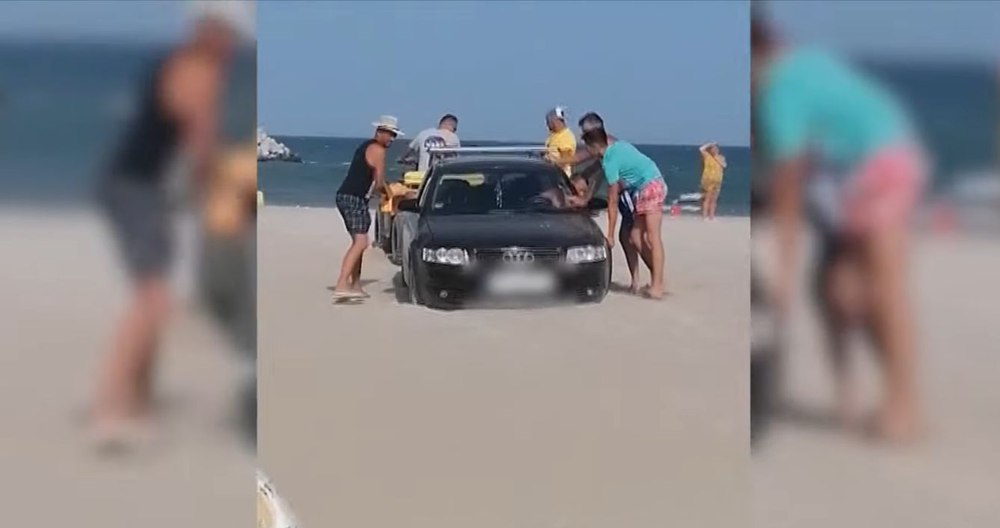 Un șofer iresponsabil a rămas blocat în nisip pe plaja Eforie Nord. A primit o amendă record VIDEO