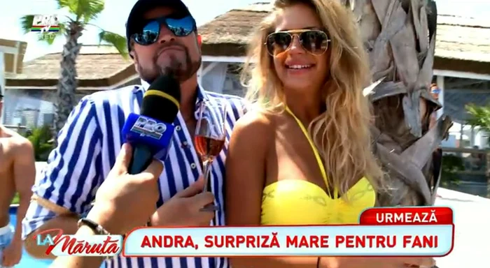 Fetele care îl înconjoară pe designer sunt simple distracţii