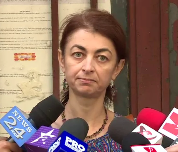 
    După ce Camelia Roiu a făcut publice imaginile în care pe rana unui pacient se aflau viermi, colegii din Spitalul de Arși au început s-o hărțuiască. Astfel, oamenii au strâns, până acum, 23.000 de semnături  ca s-o susțină pe doctoriță  