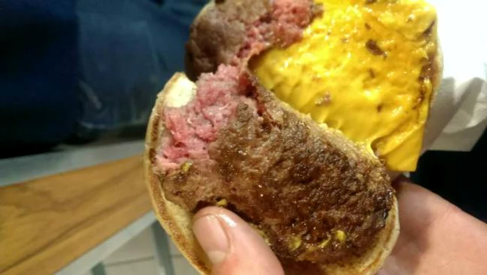 Carnea din burger era crudă
