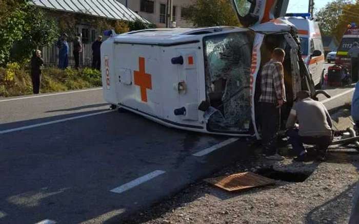 Ambulanţa s-a răsturnat la Tulnici