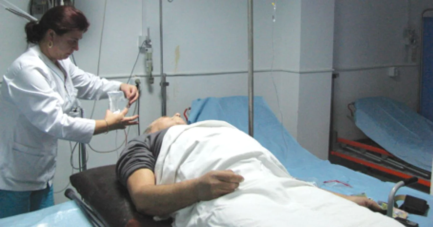 Un medic de la Urgenţe ajută o bătrână care are probleme cu inima