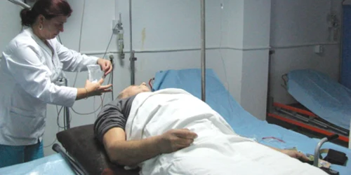 Un medic de la Urgenţe ajută o bătrână care are probleme cu inima