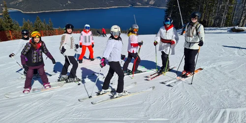 Ii pe clăpari și boots la Transalpina Ski în Vâlcea Foto Domeniul Schiabil Transalpina Voineasa jpg