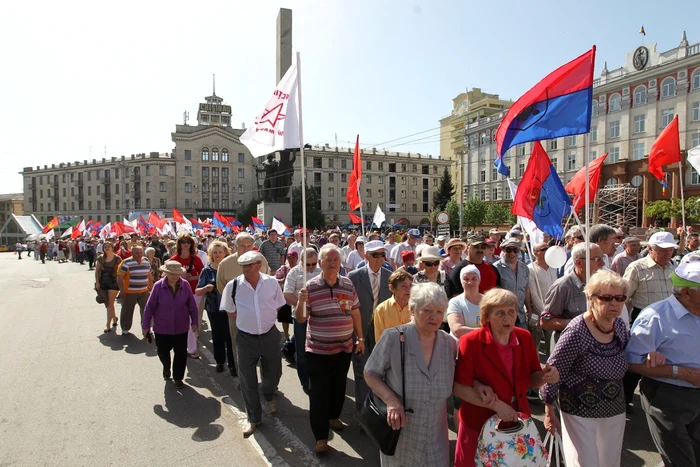 Sute de pensionari au mărşăluit prin centrul Capitalei, la manifestaţia comuniştilor. Foto: Tudor Iovu