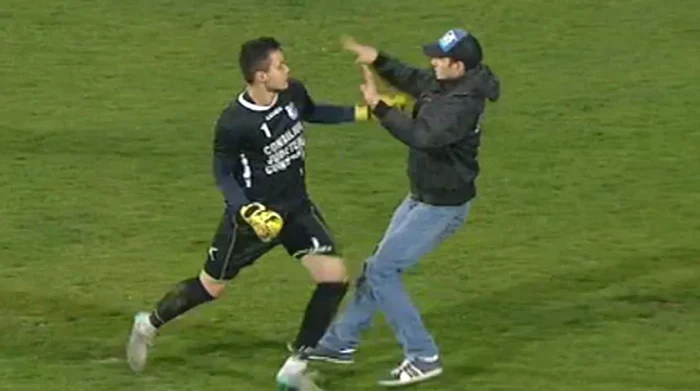 Portarul echipei Farul Constanţa s-a bătut cu fanul recalcitrant (captură Dolce Sport)