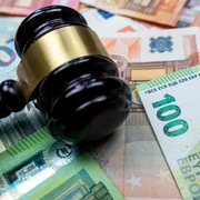 Ciocan judecător cu euro FOTO shutterstock 2353545637 jpg